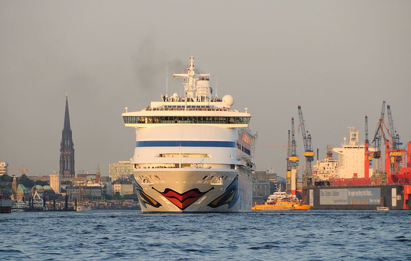 4886 Kreuzfahrtschiff AIDA AURA Hamburg Panorama mit Kirchtürmen | Bilder von Schiffen im Hafen Hamburg und auf der Elbe
